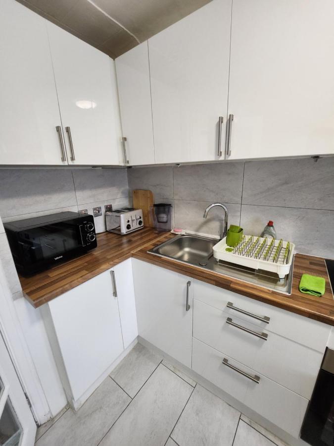 12 Minutes To Central London Kings Cross, 6 Minutes Walks To The Train Station - Free Parking 3 Bed 2 Bath Fully Refurbished Flat No Party Or Gathering Allowed Bagian luar foto