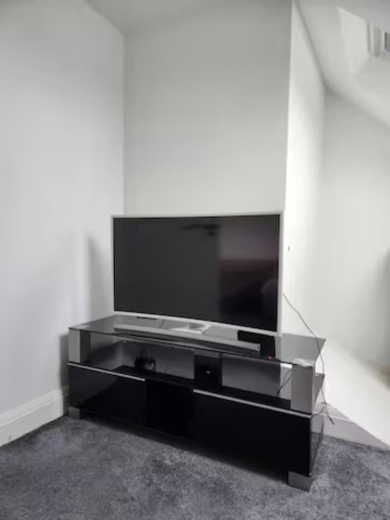 12 Minutes To Central London Kings Cross, 6 Minutes Walks To The Train Station - Free Parking 3 Bed 2 Bath Fully Refurbished Flat No Party Or Gathering Allowed Bagian luar foto